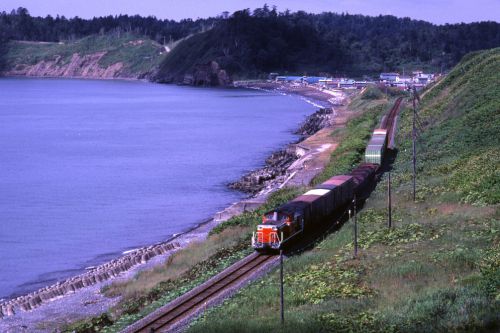 夏の水辺を走る貨物列車　- 1982年・根室本線 -  