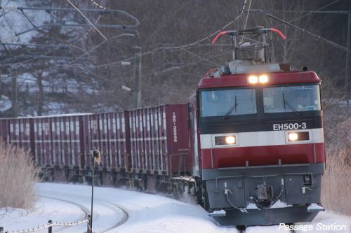 2/5 冬の朝の普通列車の後の貨物列車のEH500-3号機。