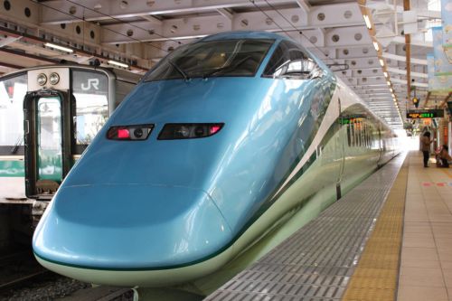 足湯新幹線「とれいゆつばさ」乗車レポート、足湯に入りながら流れゆく車窓を眺めるのは贅沢な体験でした