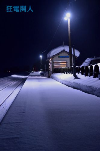 米どころの冬 始発列車を待つ駅