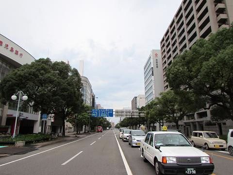 宮崎駅前から、まちのメインストリートへ向かってまっすぐ伸びる通り。　【2015年08月　宮崎県宮崎市】