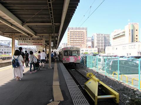福島駅で出発を待つ、飯坂温泉行きの電車。　【2016年08月　福島県福島市】