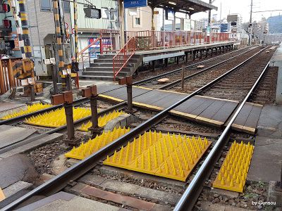 線路内通行は危険です － 唐橋前駅