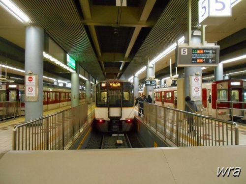 朝の大阪上本町駅で近鉄"通勤型"を激写!