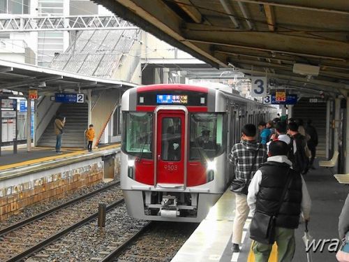 営業運転開始！西鉄の新型電車・9000形、雨に見送られ出発進行