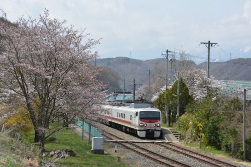 4月22日撮影　その4　小海線は八千穂駅にて桜と