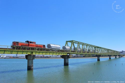 大鉄橋を渡るDD51国鉄色