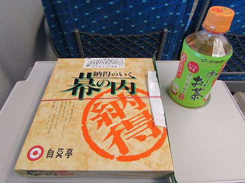 掛川駅で購入した、「納得のいく幕の内」。　【2017年05月　東海道新幹線車内】