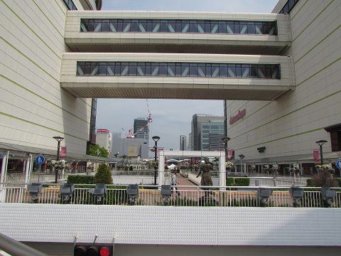 新豊田駅と豊田市駅を結ぶ一角に構える、巨大な門のような空中回廊。　【2017年04月　愛知県豊田市】