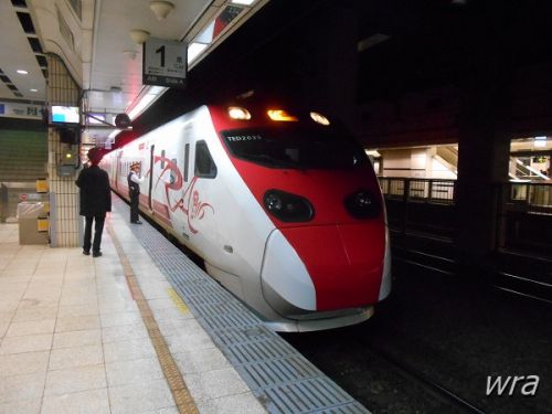 夜行列車が来る前に・・・深夜の台北駅で撮り鉄大会