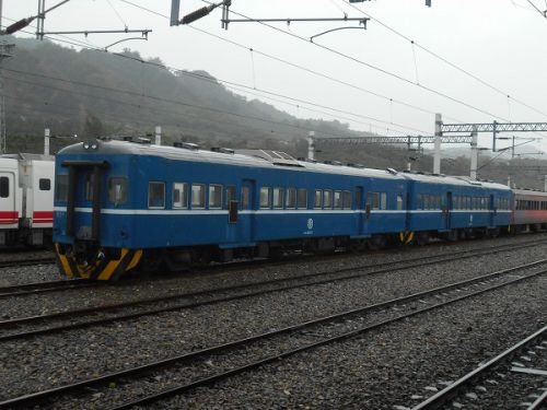 改装中の台鉄台東駅で「珍車」を激写!