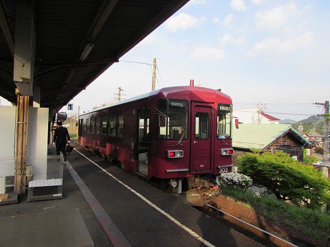 長良川鉄道・美濃市駅で出発を待つ始発列車。　【2017年05月　岐阜県美濃市】