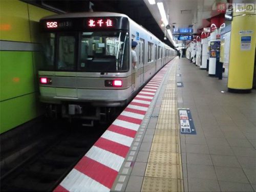 「注意喚起シート」さらに5路線34駅へ設置　線路内転落、列車接触を防止　東京メトロ