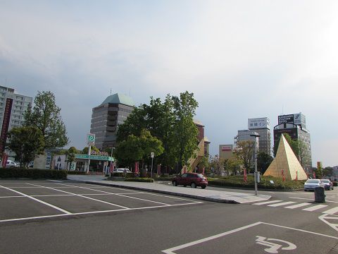 金色のピラミッド？が妙に目立つ、掛川駅南口。　【2017年05月　静岡県掛川市】