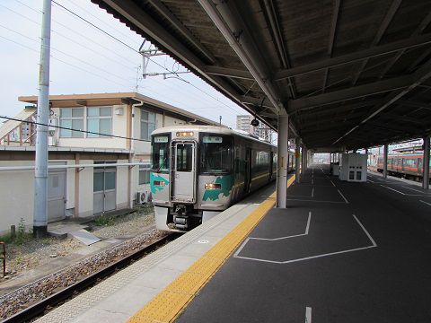 高蔵寺駅で出発を待つ、愛知環状鉄道の列車。　【2017年04月　愛知県春日井市】