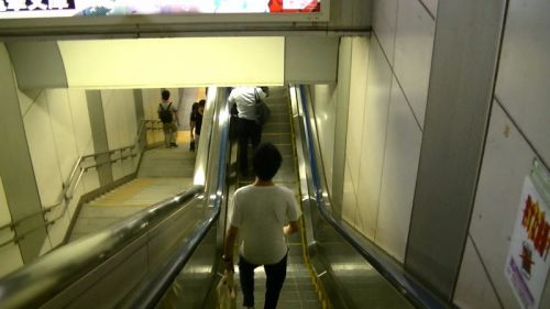 JR秋葉原駅の途中で水平になるエスカレーター