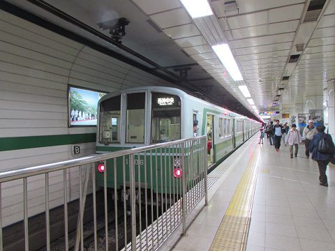 地下鉄・三宮駅で西神中央行きの電車を見送る。　【2016年05月　兵庫県神戸市】