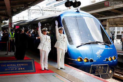 東急とJRの駅長が共同作業　伊豆観光列車「ザ ロイヤルエクスプレス」運転開始