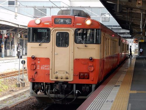 津山線　B'z増結列車