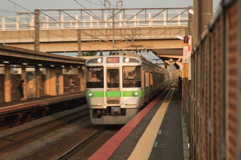 3両編成の然別行きとDE10とのすれ違い-代走列車が札幌方へ向かい手稲止まりのG-112