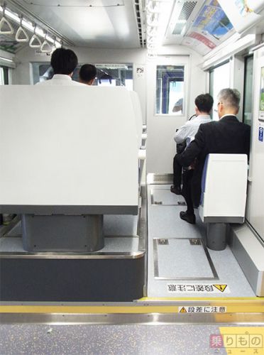 東京モノレール車内、なぜ盛り上がっている？　まるで「ひな壇」　スピードにも関係