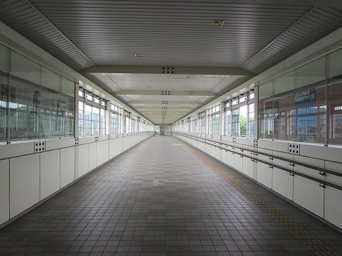 小諸駅から懐古園へ続くこ線橋。　【2017年07月　長野県小諸市】