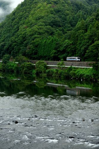 三江線の江の川を囲む谷を行く一番列車キハ１２０（香淀～作木口）