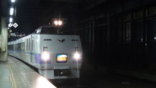 夜の札幌駅で特急『ニセコ』を撮影