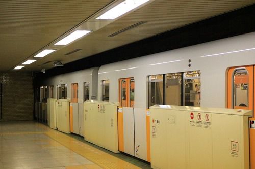 地下トンネルに吸い込まれていく8000系電車・札幌市営地下鉄