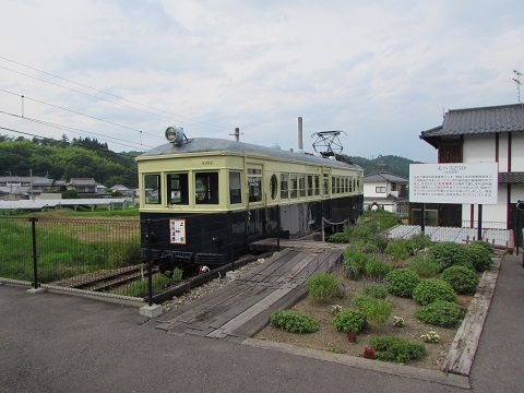 別所温泉駅の片隅に展示された丸窓電車。　【2017年07月　長野県上田市】