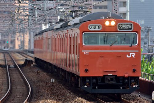 大阪環状線を行き交う新旧スター電車の１０３系と３２３系（野田駅）