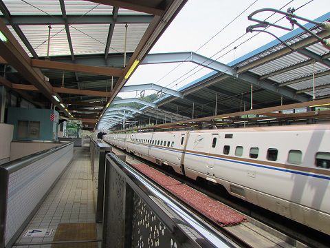 安中榛名駅を通過する、上りの新幹線。　【2017年07月　群馬県安中市】