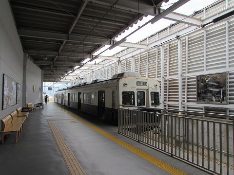 上田駅で出発を待つ「丸窓」電車。　【2017年07月　長野県上田市】