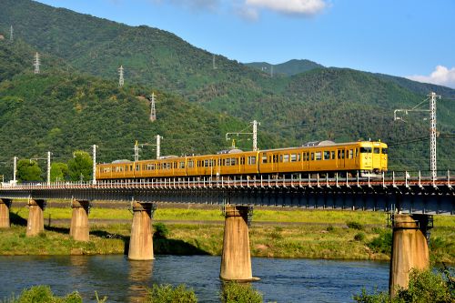 可部線の秋の太田川橋梁を行く１１３系電車（中島～上八木）