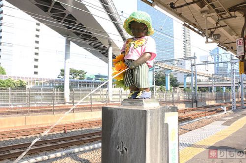 浜松町駅にある小便小僧の謎　消防服からあのキャラまで、毎月お着替え30年以上（写真12枚）