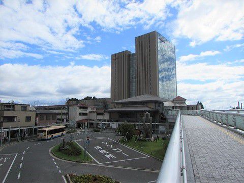 駅舎を圧倒する大きさ？長岡京駅前の村田製作所本社ビル。　【2017年08月　京都府長岡京市】