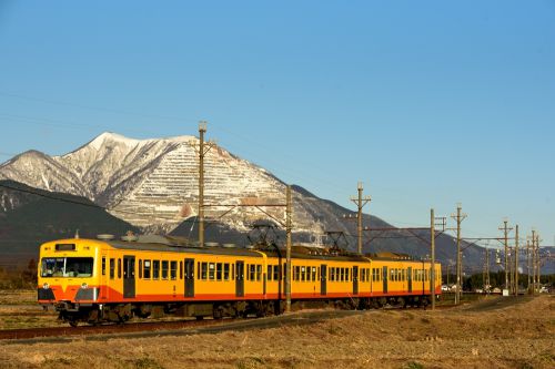 三岐鉄道の雪が残る藤原岳に連なる山々ををバックに行く８５１系（三里～丹生川）