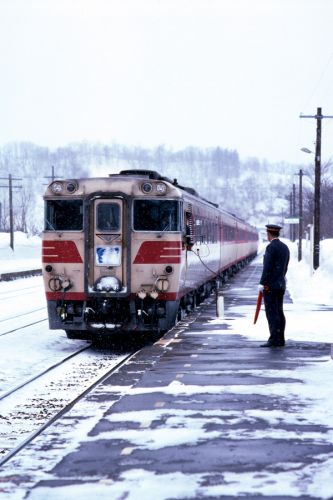 特急列車が山線の駅を通過する　- 1986年・函館本線 -