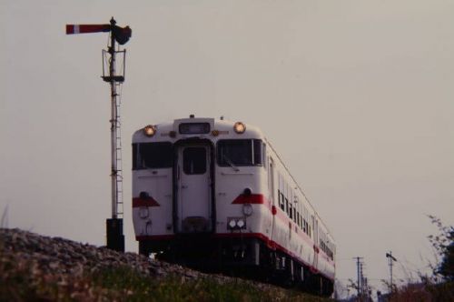 大湊線キハ48形　陸奥横浜駅の腕木式信号機　1997-04-28
