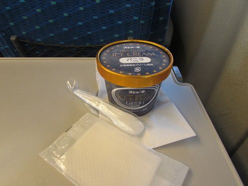 東海道新幹線の車内で、鉄板のアイスクリーム。　【2022年02月　東海道新幹線車内】