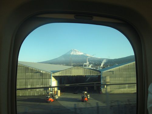 東海道新幹線から望む、富士山。なかなか面白い構図。　【2022年02月　静岡県富士市】