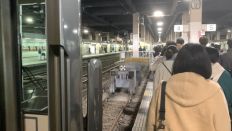 終点金沢駅で切り欠き4番線着、そのまま先に進んだ3番線にやってきた折り返し始発普通七尾行きに乗車