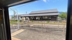 先生! 吉都線えびの駅の立派な立派な木造駅舎の外壁が