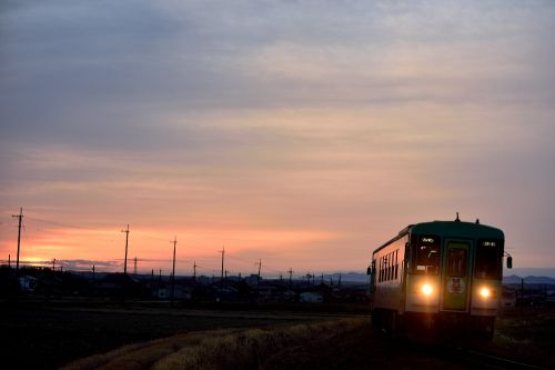 北条鉄道の朝陽に鈍く輝く北条町行きの一番列車フラワー２０００ー3形（網引～粟生）