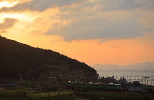 湖西線の夏の琵琶湖の朝を行く１１７系電車とＥＦ５１０牽引のコンテナ貨物（北小松～近江高島）