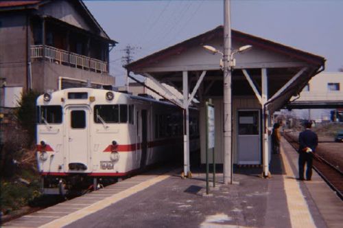 八戸線キハ40系　海が近い小さな駅　1997-04-27