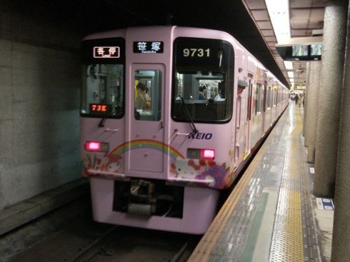京王電鉄のキャクターラッピング電車