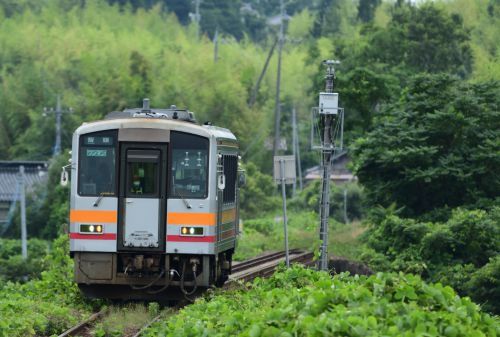因美線のローカル駅の美作滝尾駅を行くキハ１２０ローカル列車（美作滝尾）