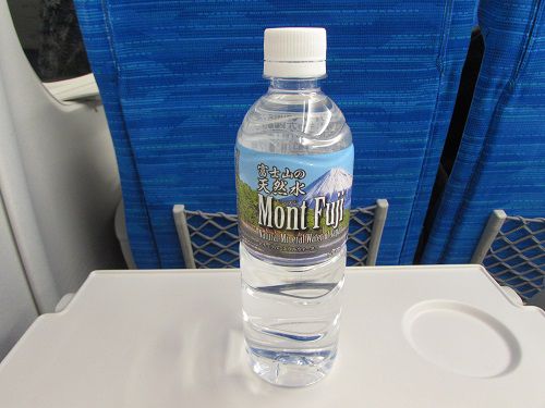 東海道新幹線の車内で「富士山の天然水」。　【2022年02月　東海道新幹線車内】
