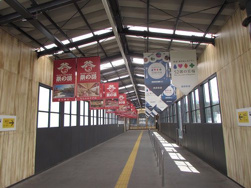 「お祭り気分」が漂う、西武秩父駅の跨線橋。　【2021年05月　埼玉県秩父市】